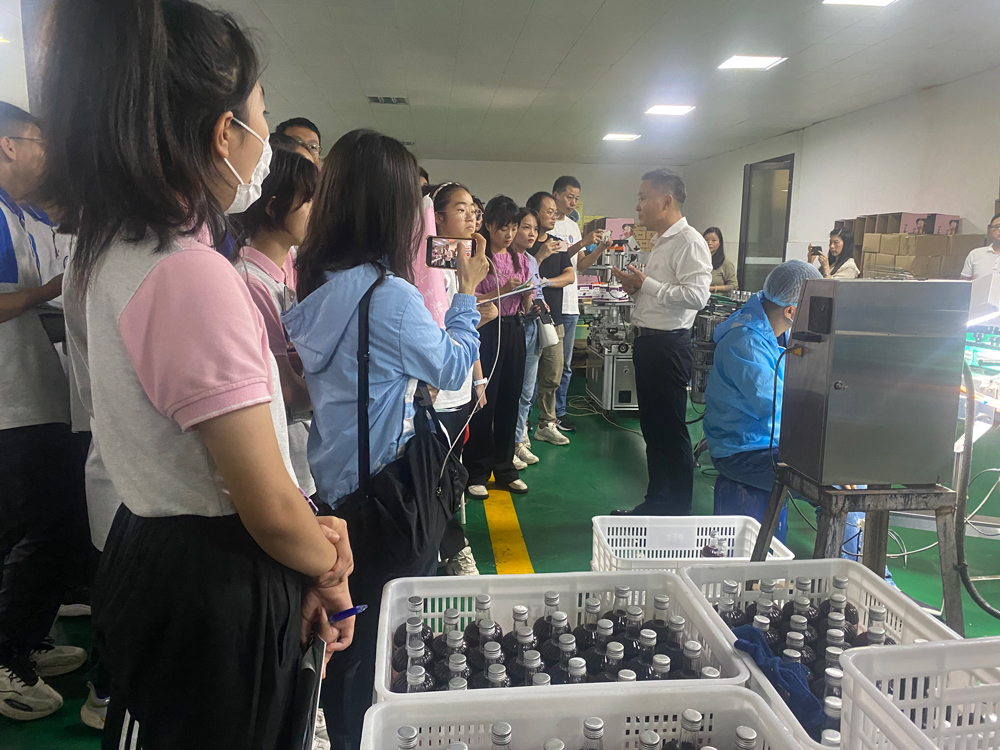 合肥第四十六中学参观97好色视频果酒生产基地
