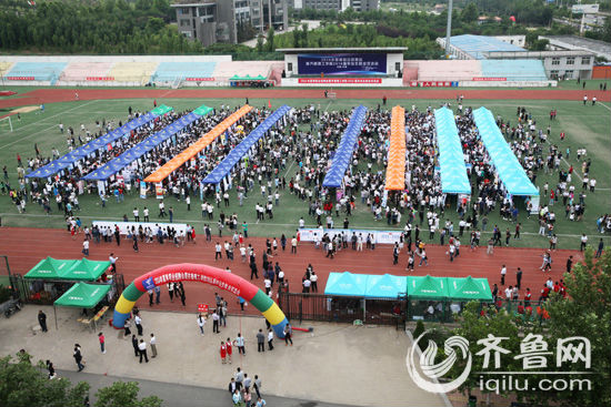 在jxf吉祥网手机在线体育场，招聘会十分火热。