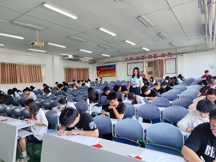 1720078629909607.jpg 学院领导巡考.jpg